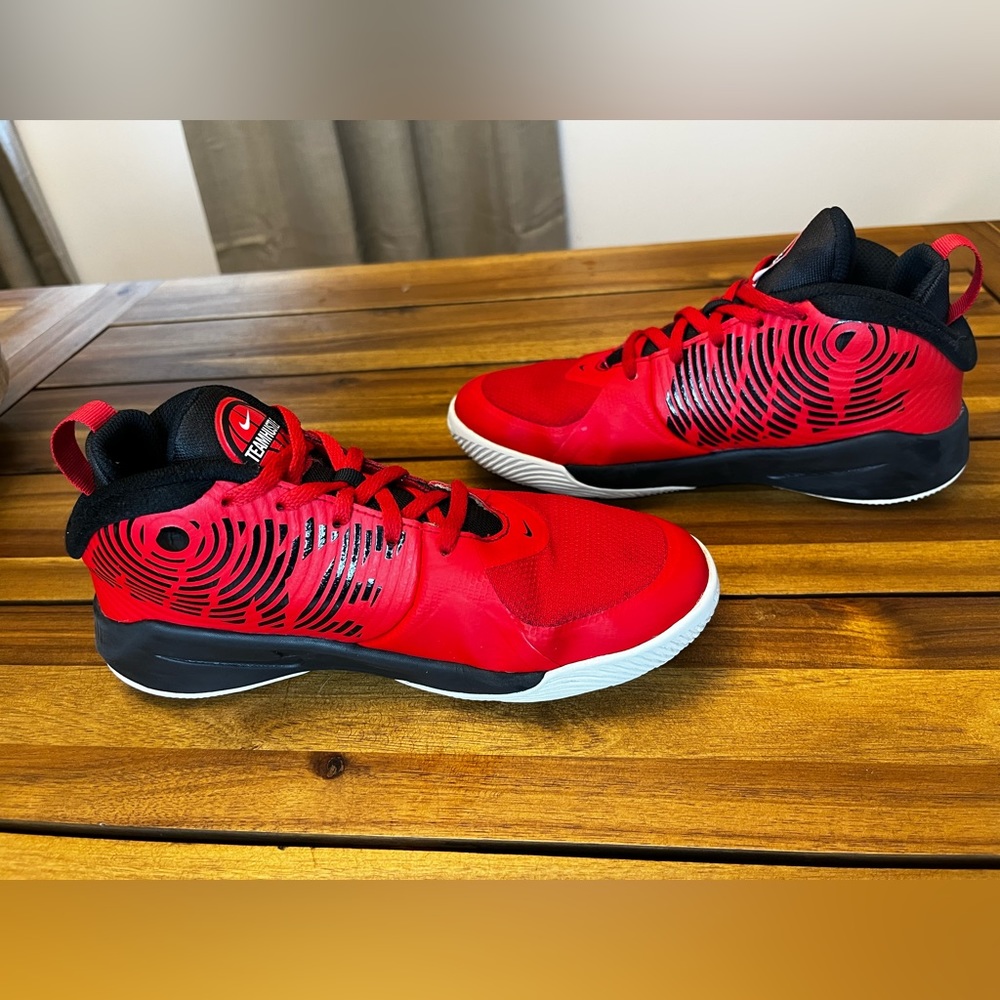 Nike Team Hustle D9 Red Black Boys Kids Youth Basketball Shoe - Size 4.5